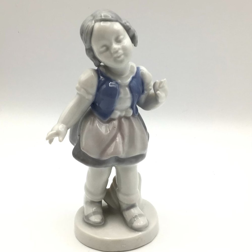 Gerald Porzellan Girl Figurine #5621, 5"